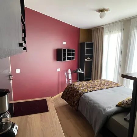 מלון דירות Smart 105 4*